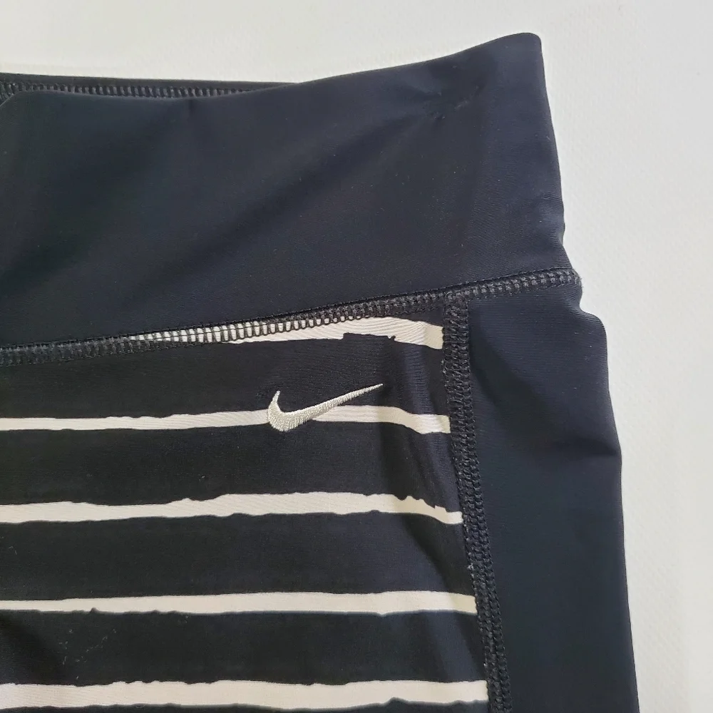 2447 * Nike Cropped Black White Stripe Compression Legging Pants Size S
